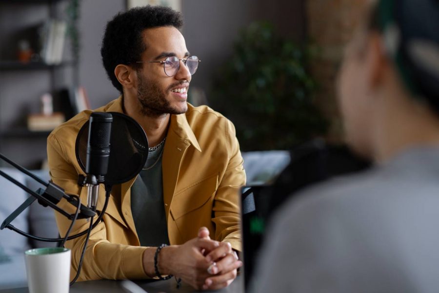 Étudiant réalisant une interview sur sa formation ENCG