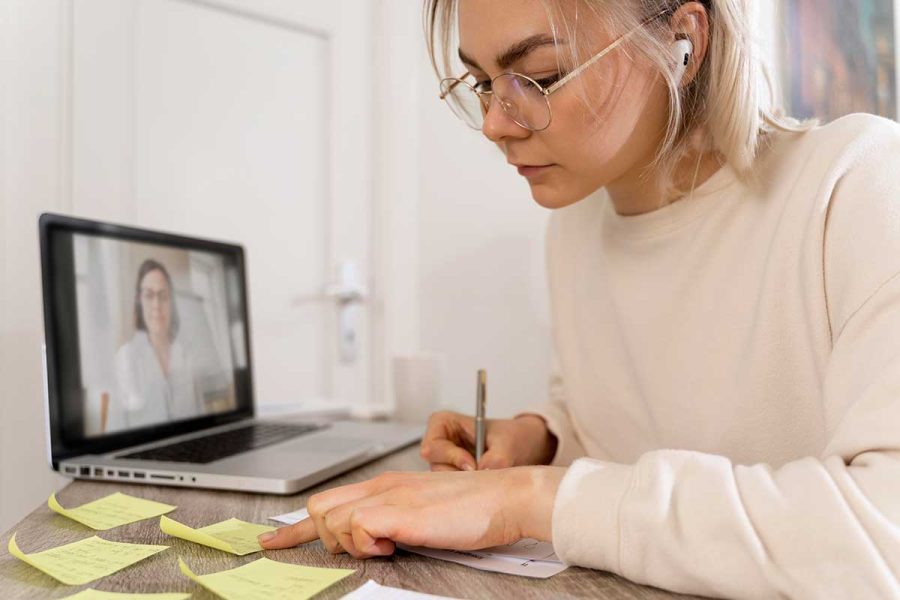 Femme qui passe son bts comptabilité et gestion en 1 an.