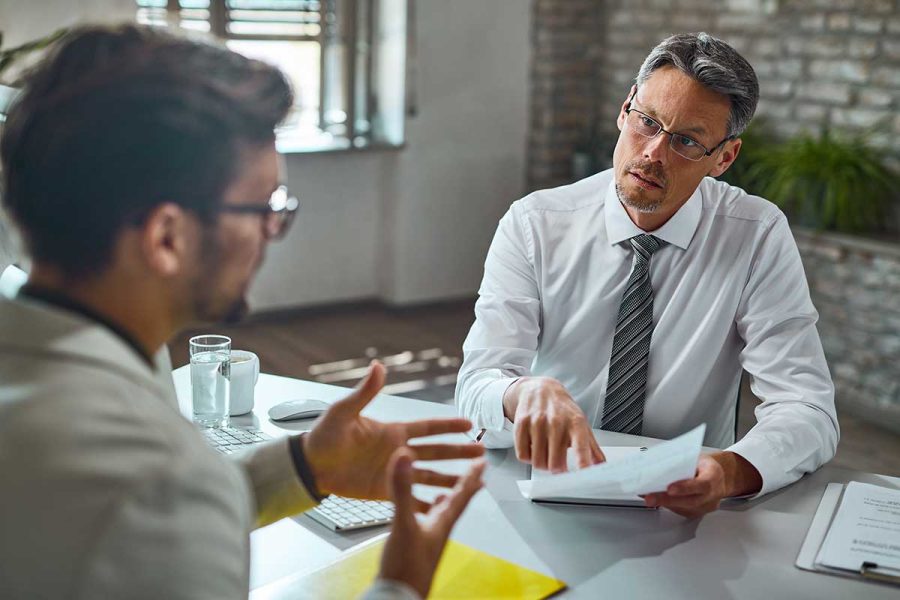 Homme partageant ses compétences de fiscaliste lors d'un entretien.