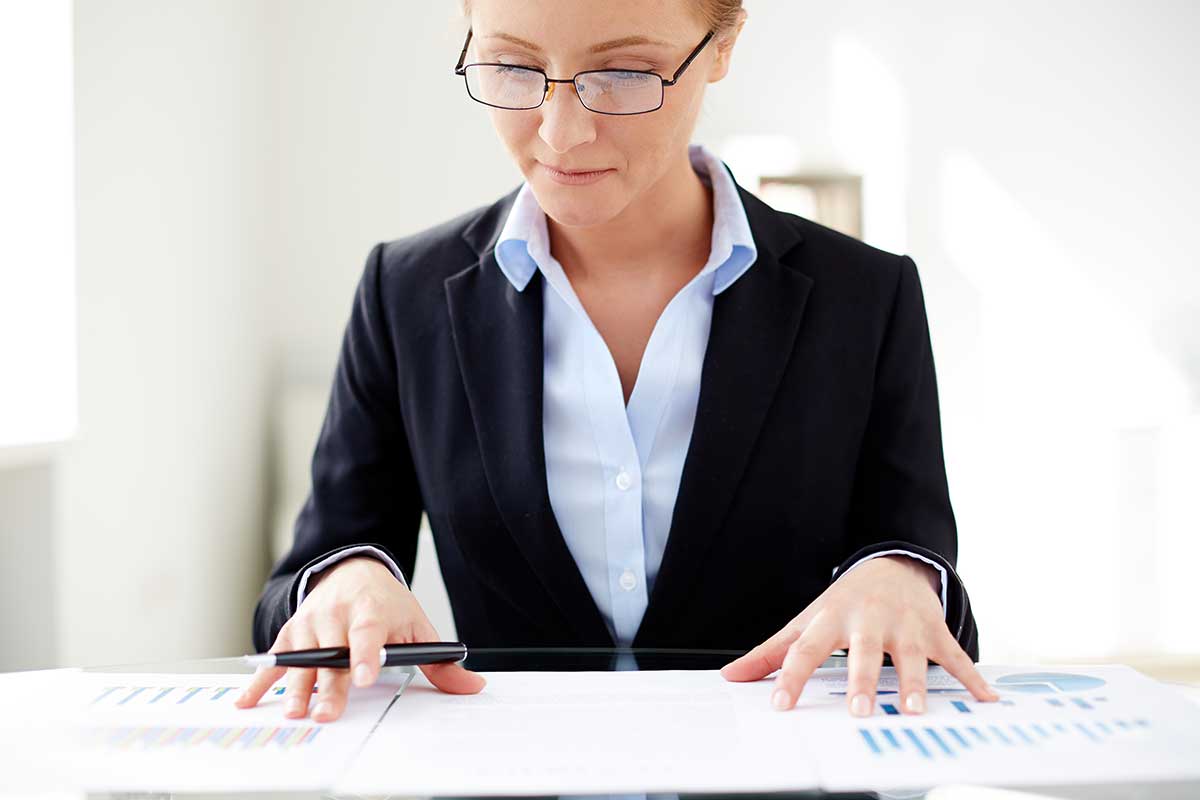 Femme qui cherche que faire après un DCG.