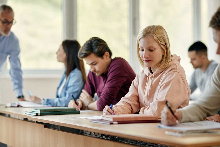 Personnes passant l'examen du titre professionnel gestonnaire comptable et fiscal.