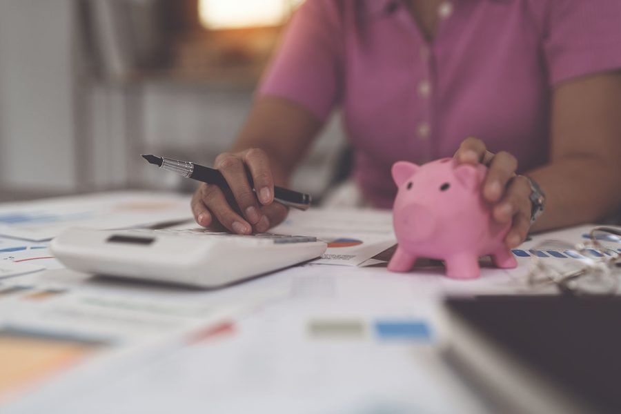 Comptable calculant les salaires en comptabilité
