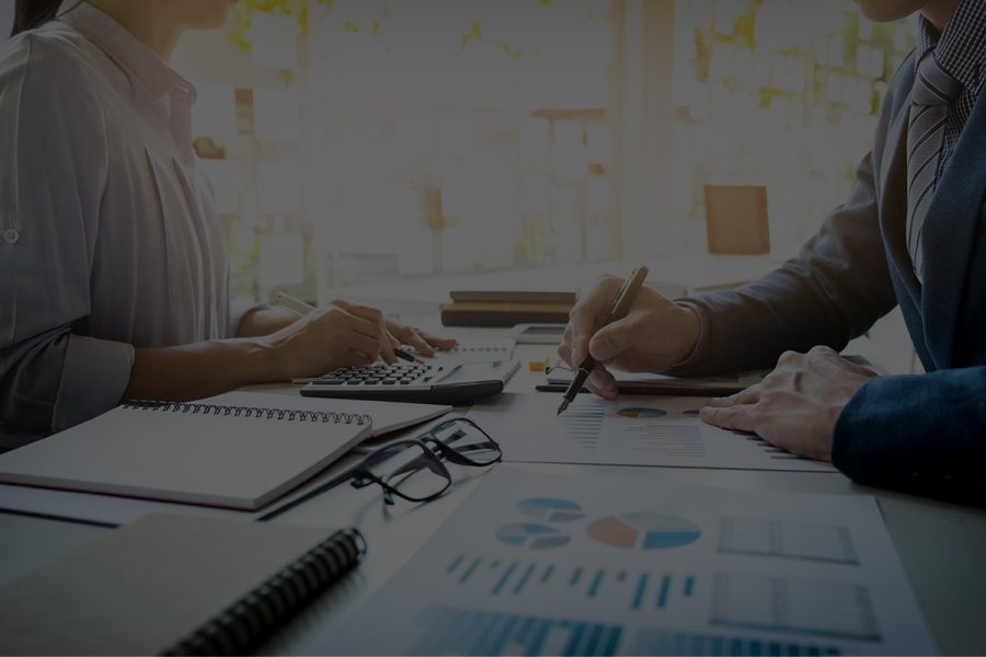 Un contrôleur de gestion en entreprise présentant des documents à un collègue