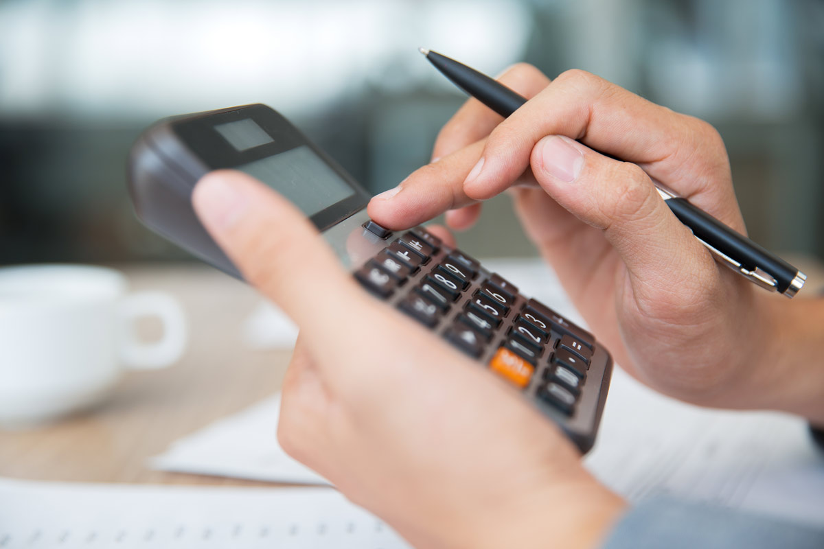 Un candidat à l'examen du dcg en train de calculer sa moyenne générale grâce aux coefficients dcg