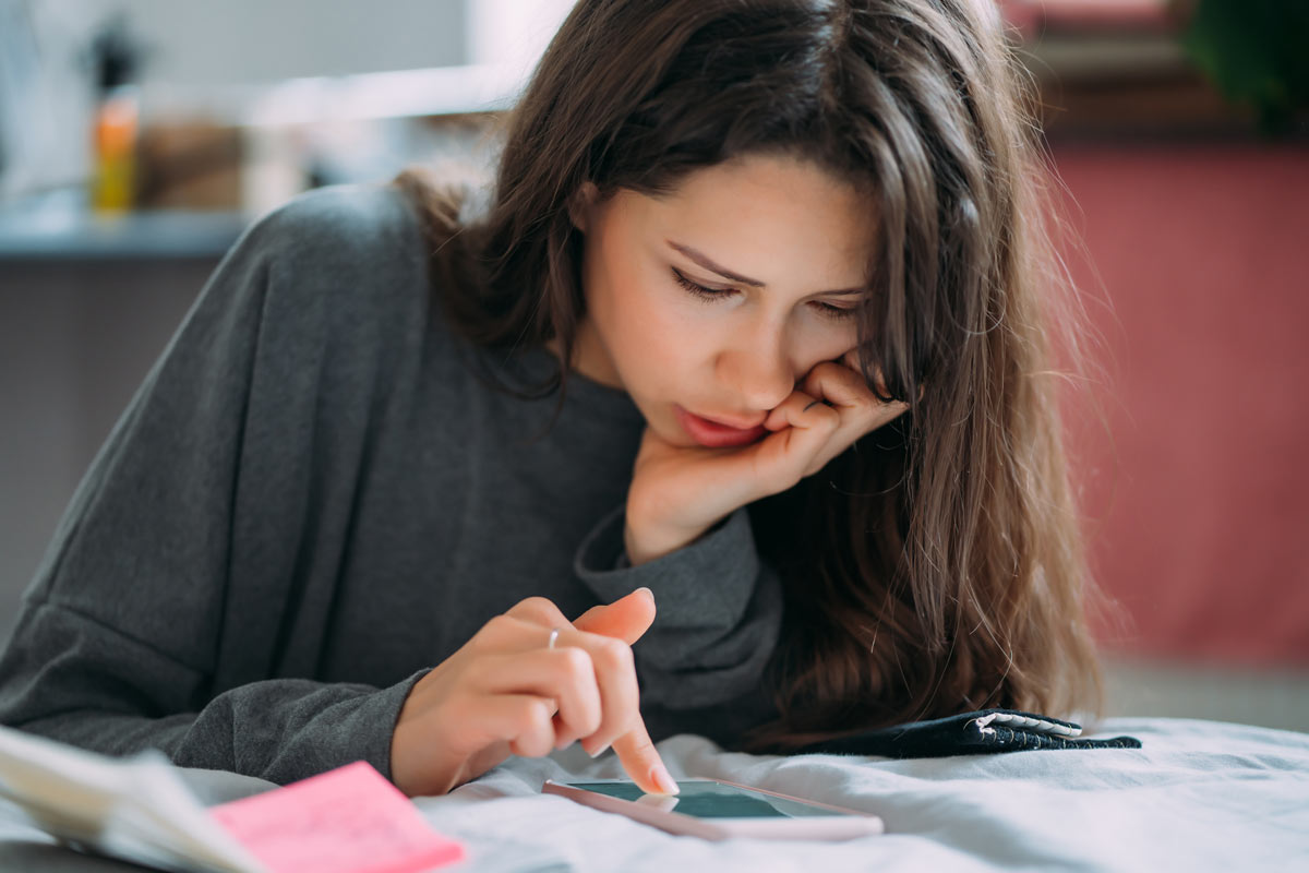 Étudiante du dcg cherchant ses résultats à l'examen