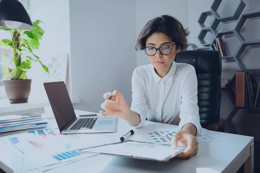 Femme travaillant en tant que fiscaliste.