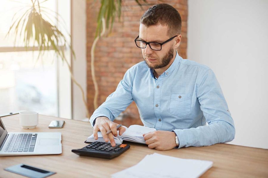 Personne travaillant en tant que gestionnaire comptable et fiscal.