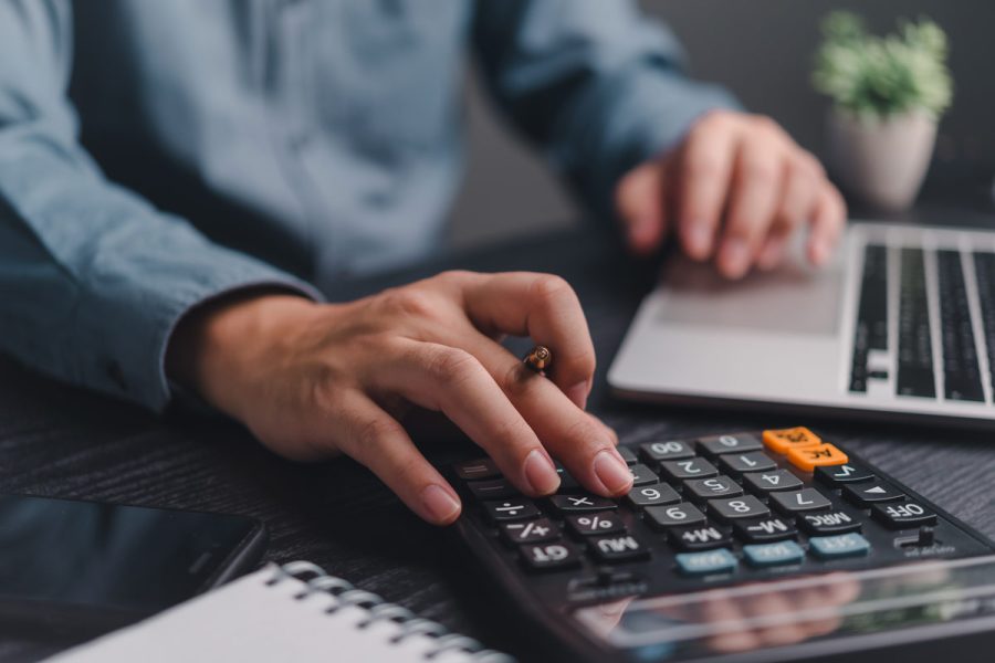 Un gestionnaire de paie en poste en train de calculer des données