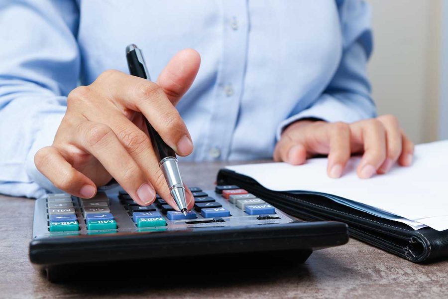 Étudiant travaillant avec sa calculatrice.