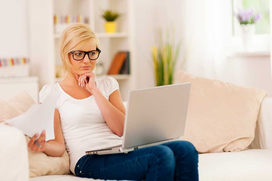 Femme qui cherche quelle formation comptable pour débutant choisir.