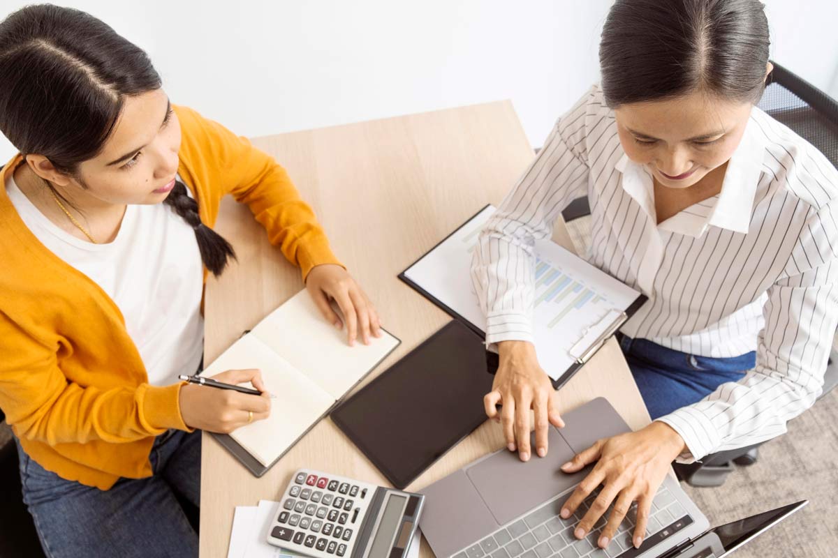 Une étudiante en alternance en comptabilité et sa tutrice d'entreprise en réunion