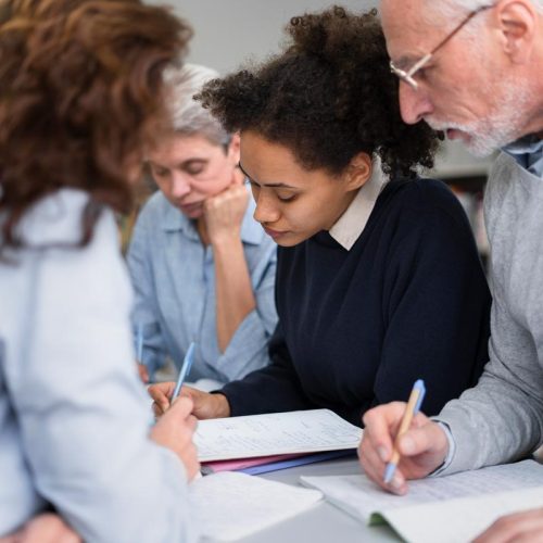 Etudiante avec un camarade en poursuite d'études après un licenciement économique grâce au csp