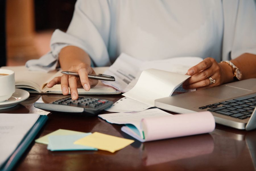 Etudiant du titre professionnel assistant comptable en train de calculer son futur salaire