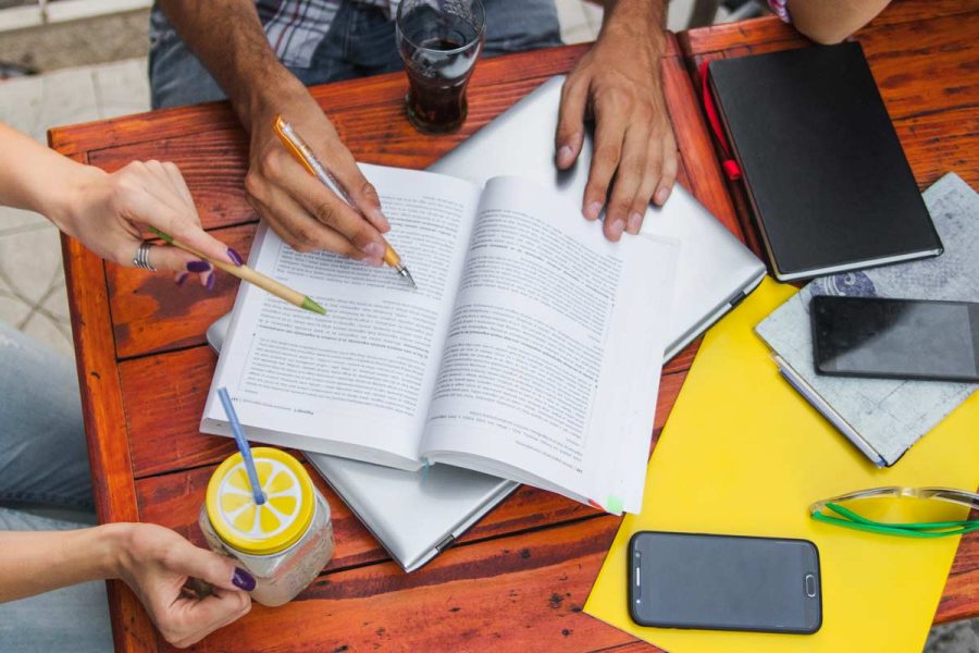 Etudiants du bts cg de l'ENCG en train de réviser pour l'examen en candidat libre
