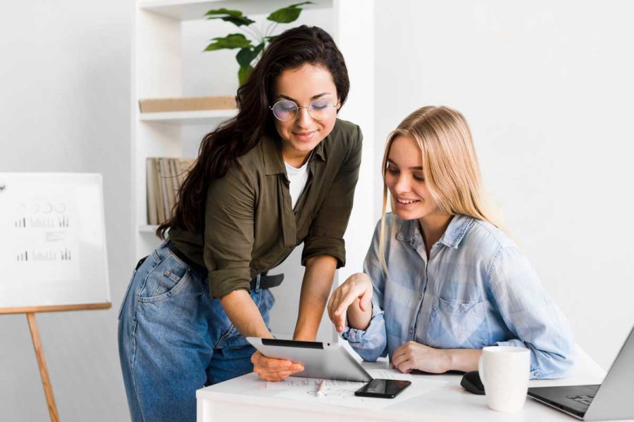 Jeunes femmes se renseignant sur la formation comptable reconversion de l'ENCG