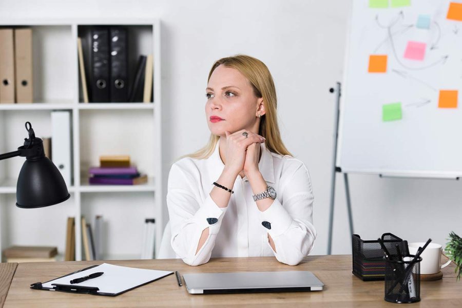 Jeune femme ayant suivi une formation gestionnaire de paie fonction publique
