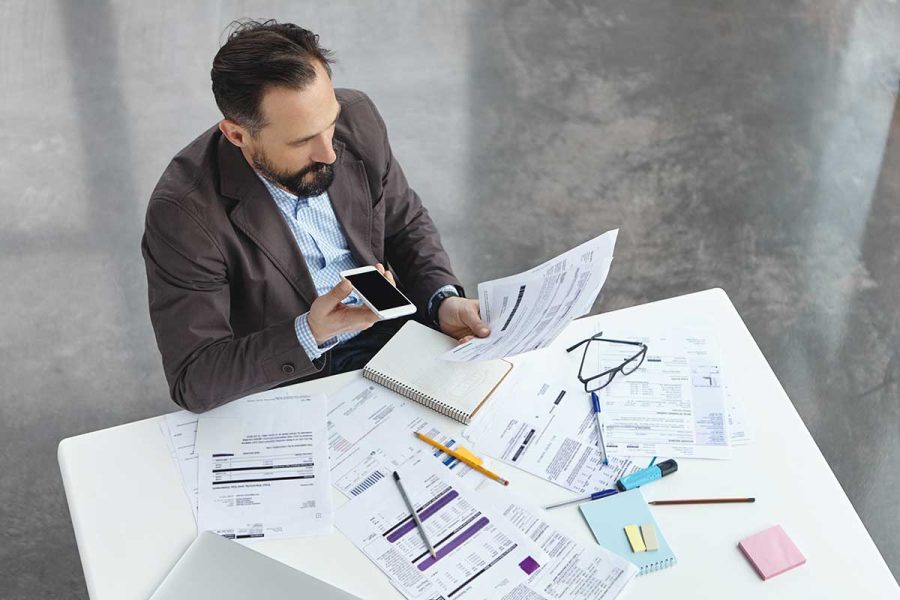 Un contrôleur de gestion en entreprise en train de réaliser des analyses financières