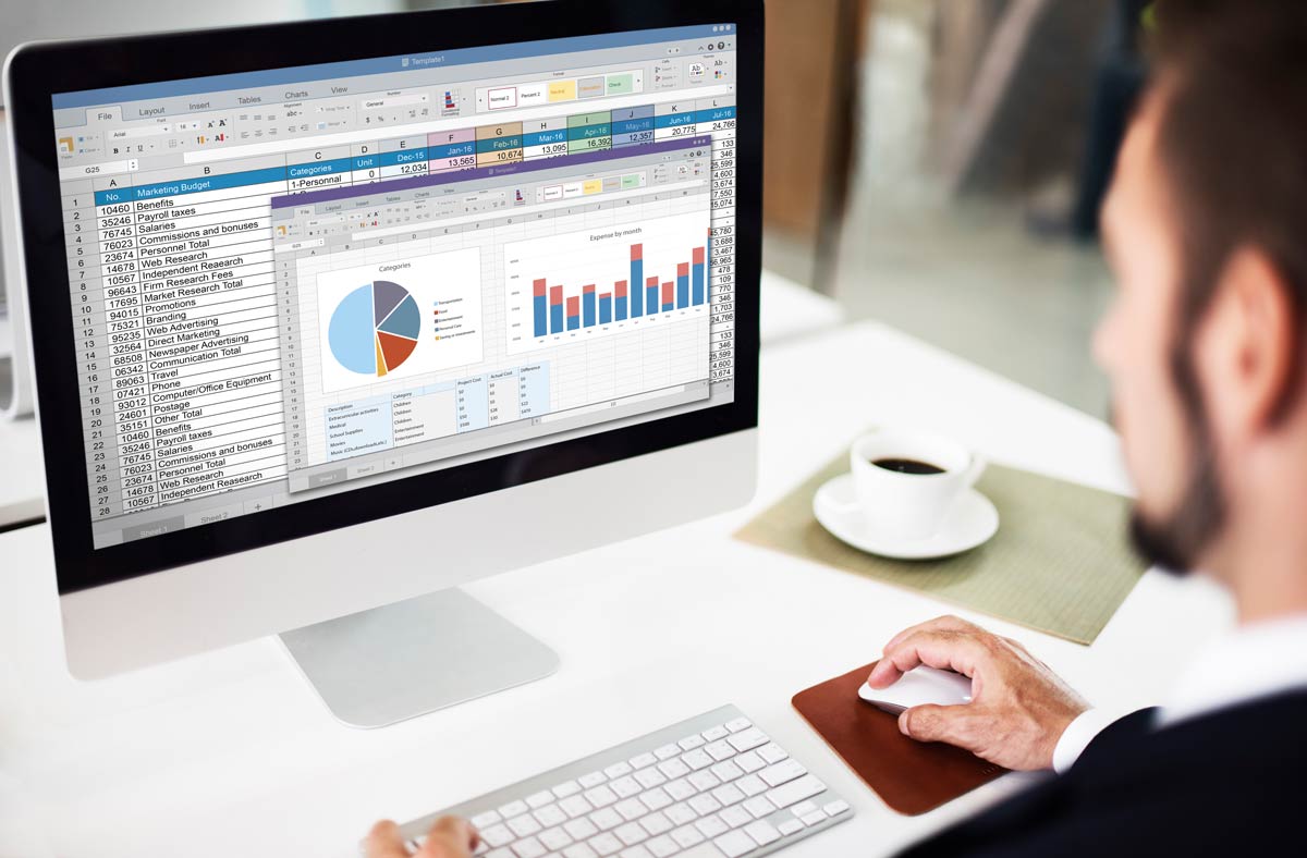 Un gestionnaire comptable et fiscal utilisant un logiciel comptable sur son lieu de travail