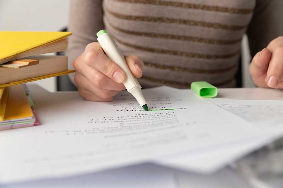 Personne révisant son examen TP gestionnaire de paie.