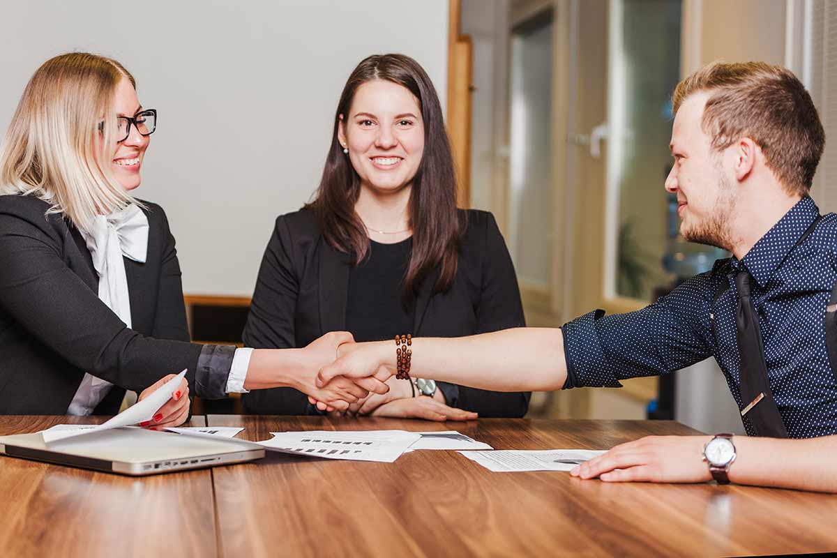 Professionnelle faisant valoir ses compétences assistant RH