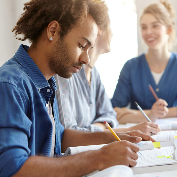 Jeune homme en train d'étudier sa formation comptabilité cpf