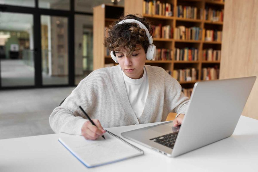 Etudiant qui travaille sa formation comptabilité en ligne à Toulouse.