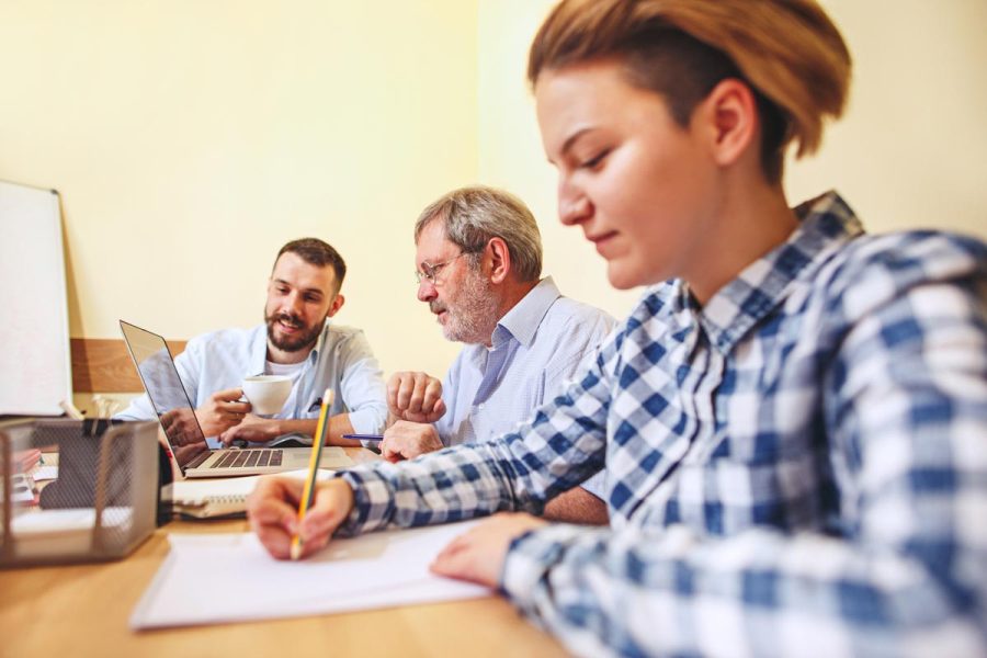 Homme en reconversion en train de réaliser une formation comptabilité accélérée