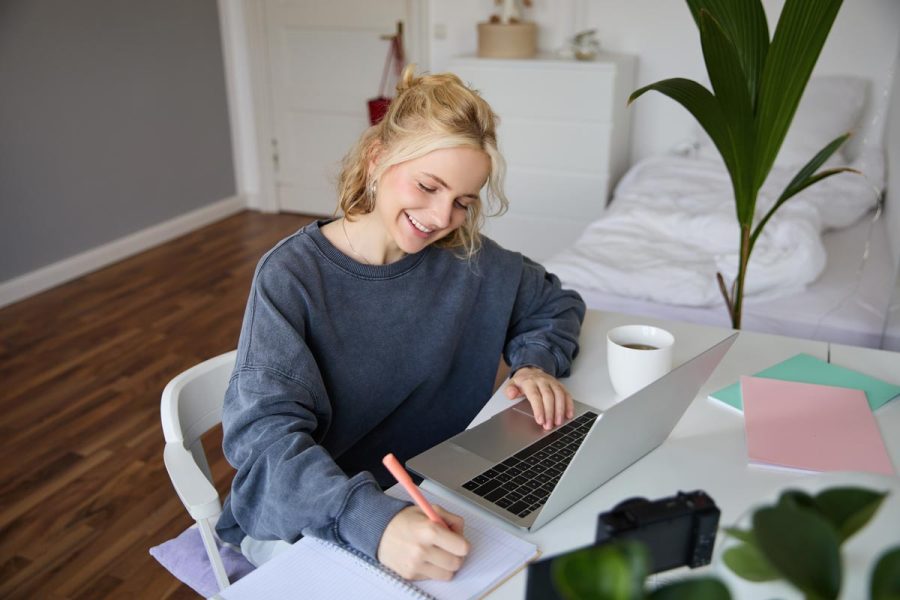 Etudiante en train de rassembler les documents nécessaires à son inscription bts cg