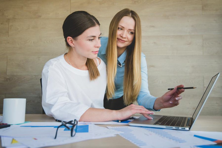 Femme en formation comptable pour débutant