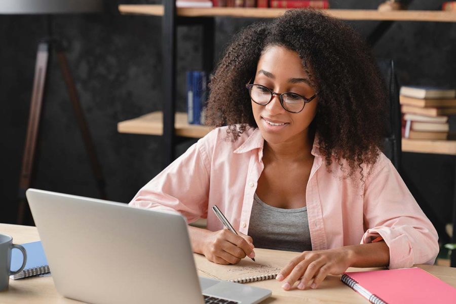 Jeune femme cherchant quelle formation faire sans avoir le bac.