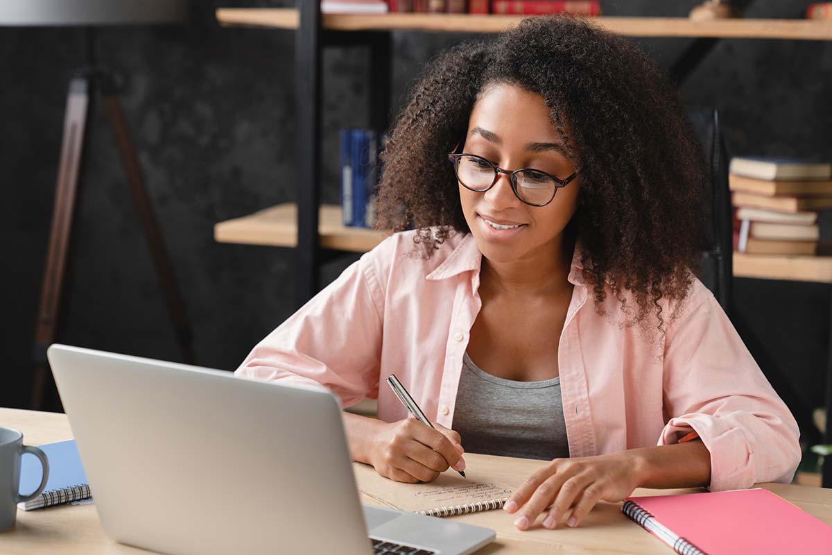Jeune femme cherchant quelle formation faire sans avoir le bac.