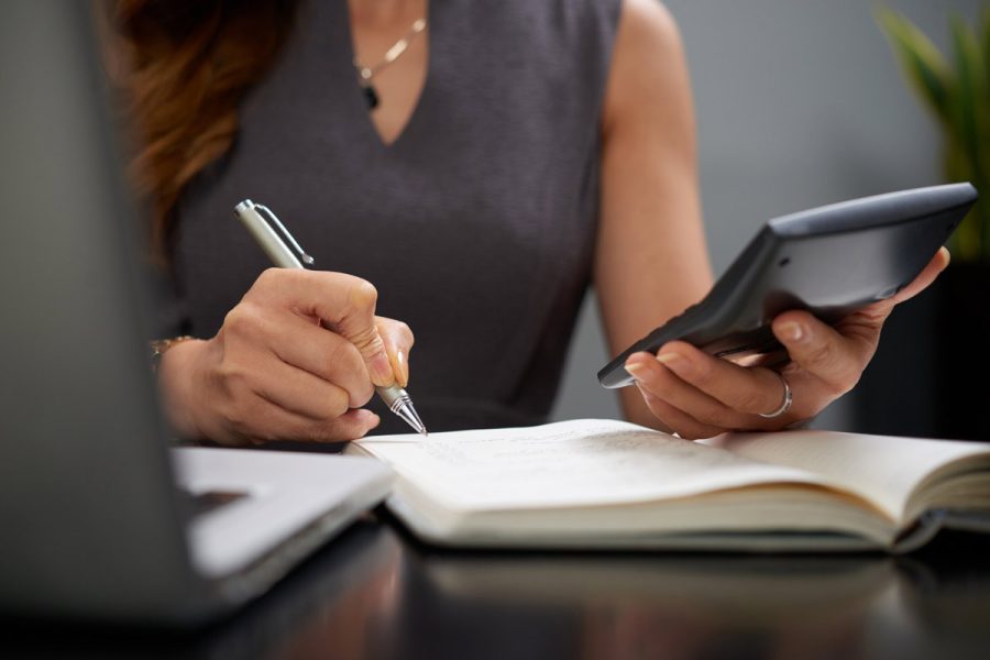 Une femme ayant passé le diplôme gestionnaire de paie rncp de l'ENCG