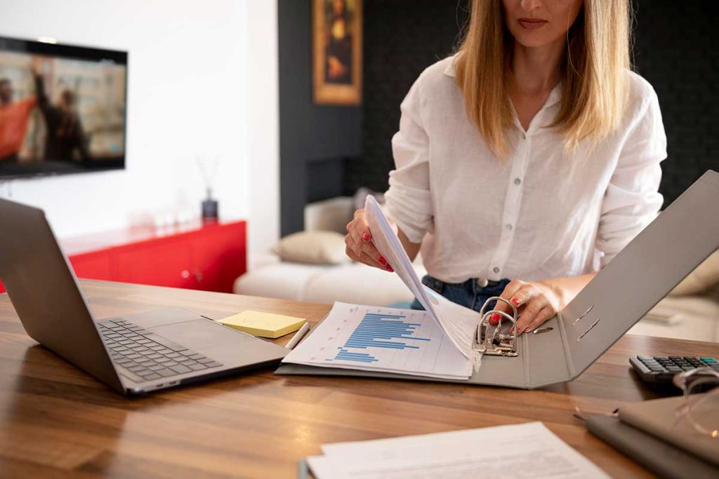 Gestionnaire comptabe et fiscal qui travaille.