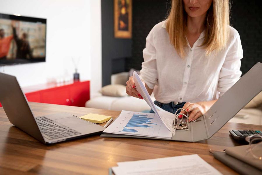 Gestionnaire comptabe et fiscal qui travaille.