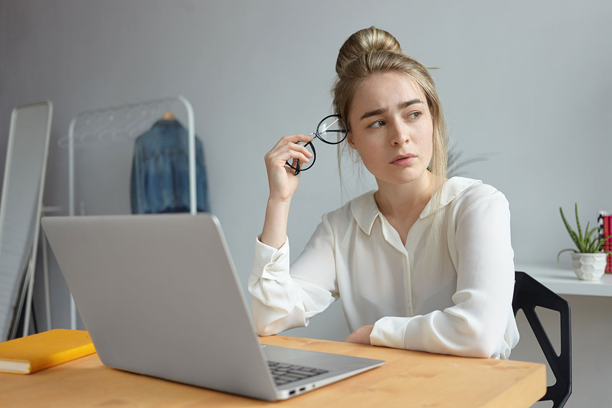 Jeune femme réfléchissant à que faire après son tp secrétaire comptable