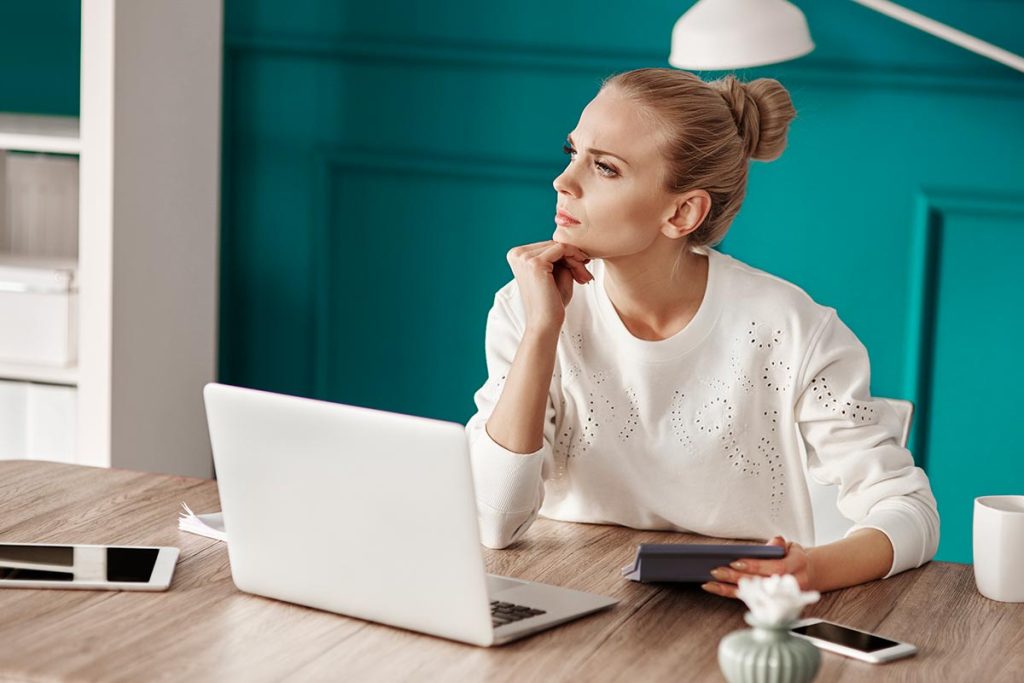 Jeune femme évaluant son salaire comptable