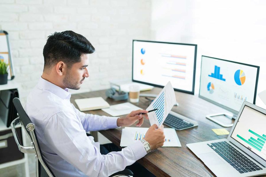 Professionnel s'interrogeant sur le salaire contrôleur de gestion