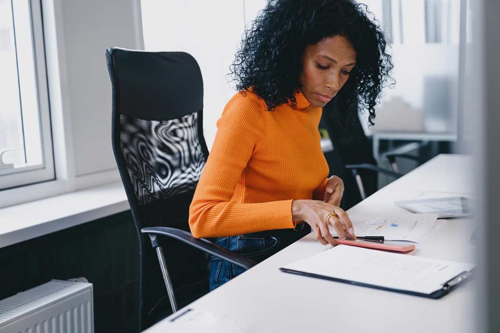 Femme ayant toutes les compétences indispensables d'un expert-comptable.