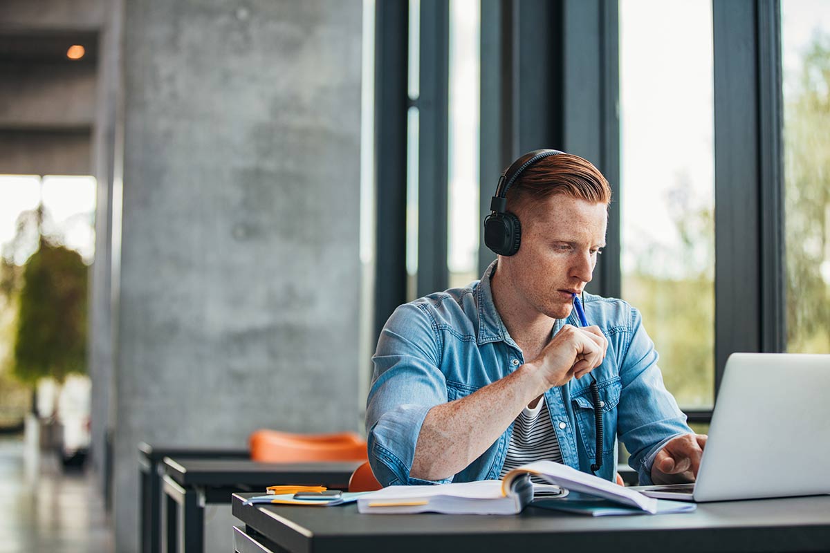 Etudiant en formation expert-comptable gratuite.