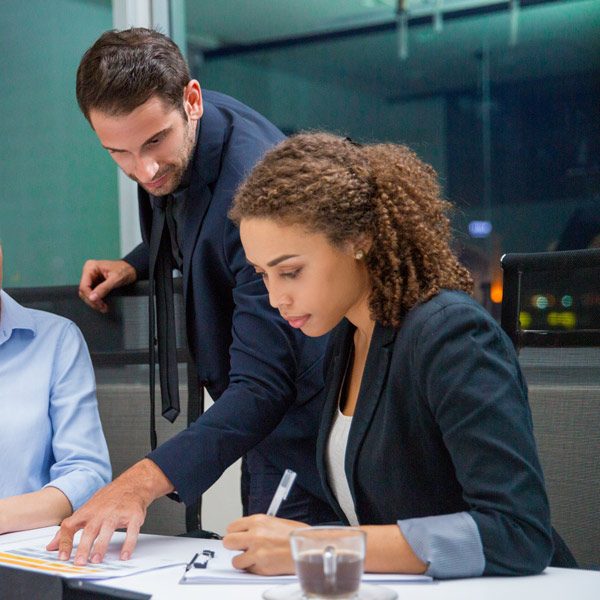Tuteur en entreprise montrant à son alternance des documents comptable