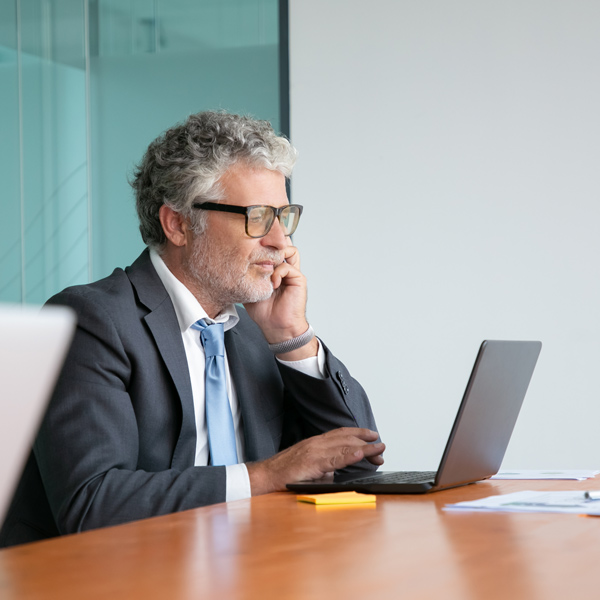 Homme dans son entreprise en train de suivre une pdc formation en comptabilité