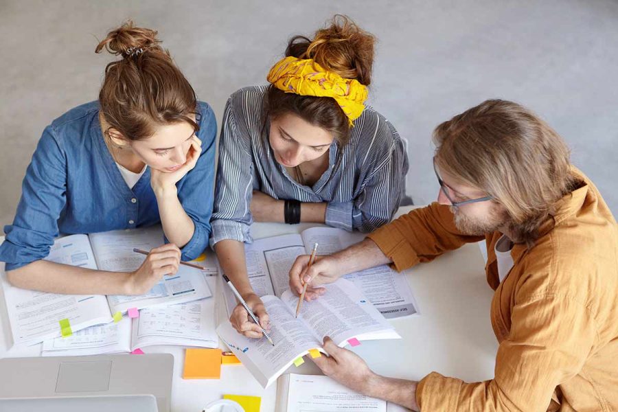 Etudiants qui organisent leur planning de révision du DCG.