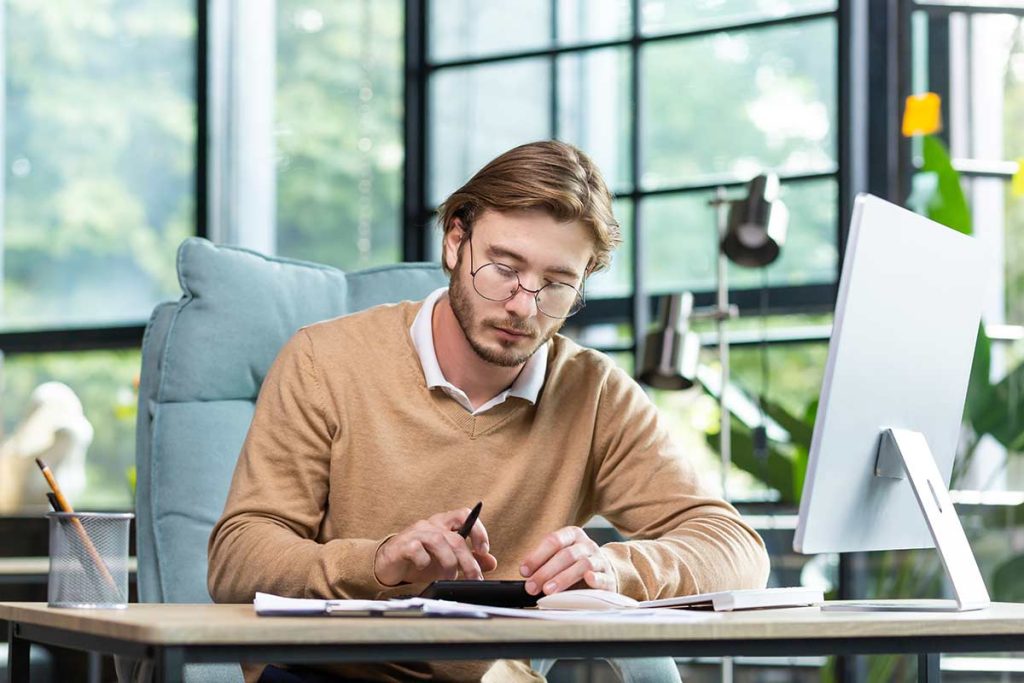 Jeune homme en reconversion en assistant comptable.