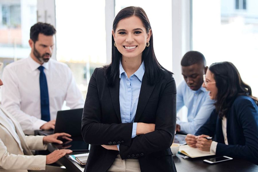 Jeune femme ayant un salaire d'assistant RH.