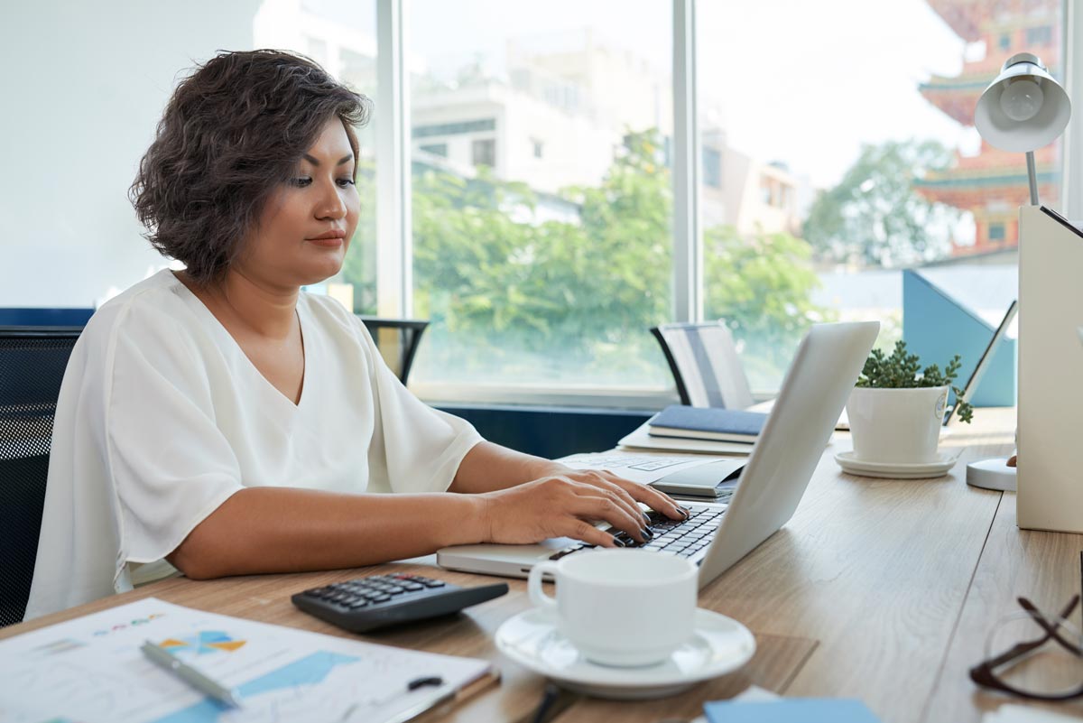Femme en train de calculer son salaire expert-comptable