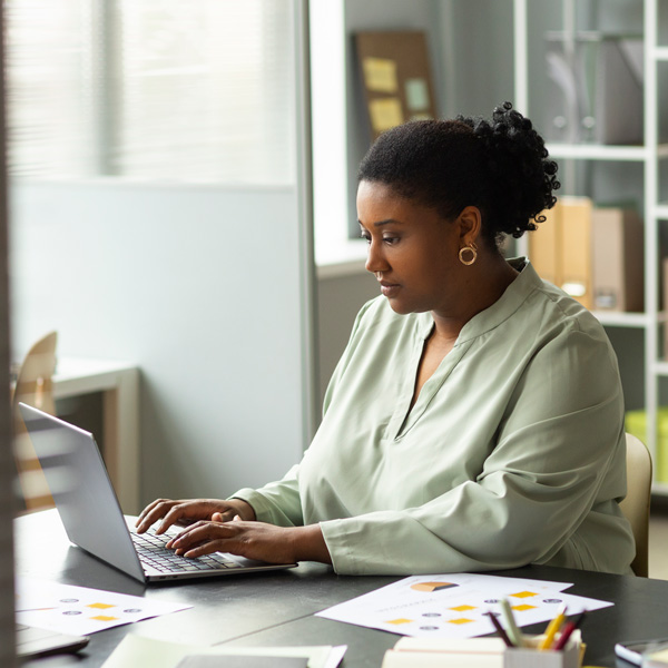 Femme salariée en train de suivre une pdc formation comptabilité de l'ENCG à distance sur son lieu de travail