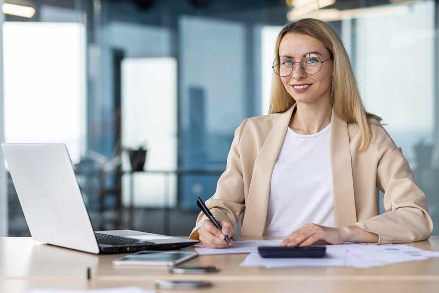 Jeune femme secrétaire comptable sans diplôme.