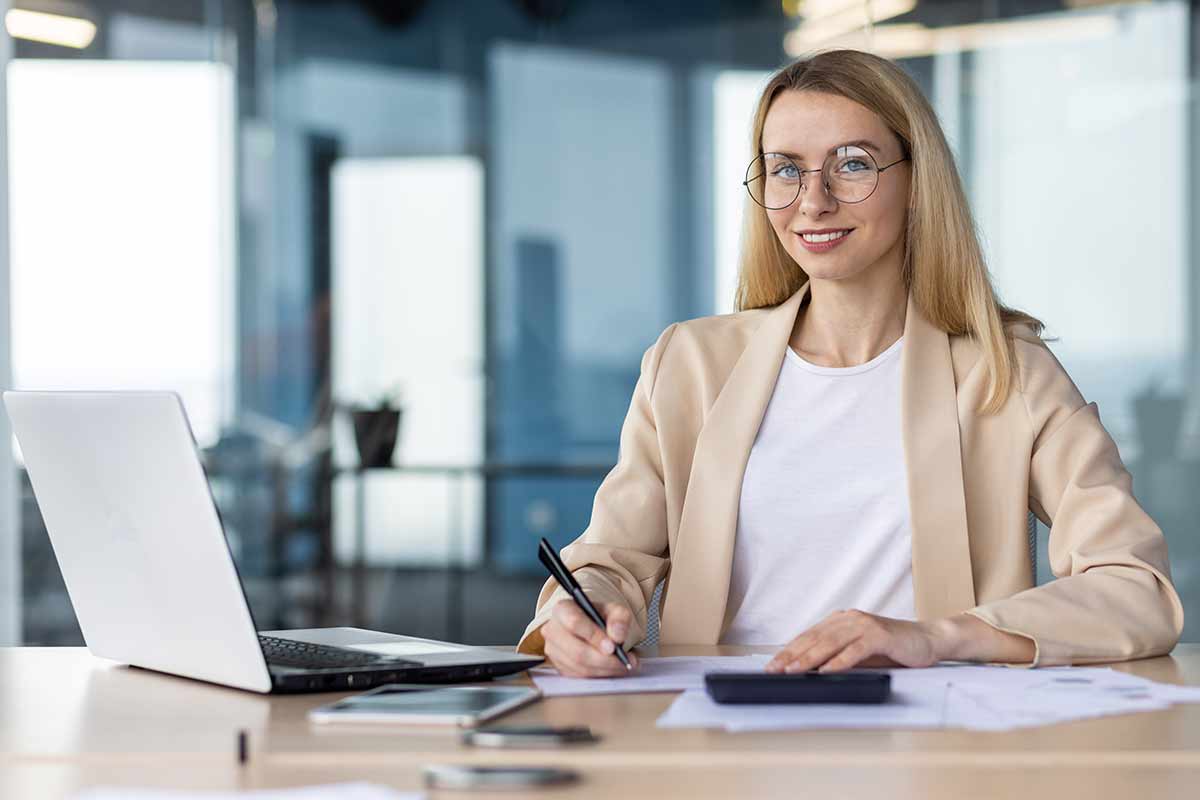 Jeune femme secrétaire comptable sans diplôme.