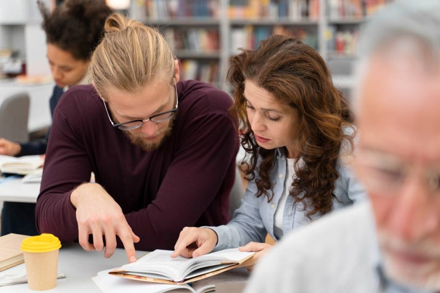 Étudiants en comptabilité se renseignant sur les changements que le PLF 2025 va apporter aux examens
