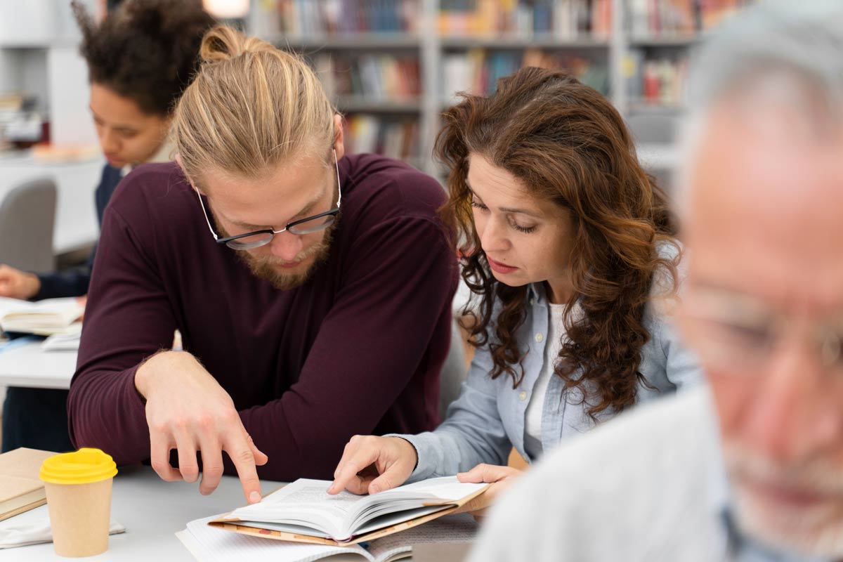 Étudiants en comptabilité se renseignant sur les changements que le PLF 2025 va apporter aux examens